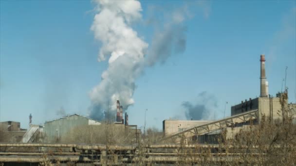 Fábricas y ecología. Contaminación ambiental — Vídeos de Stock