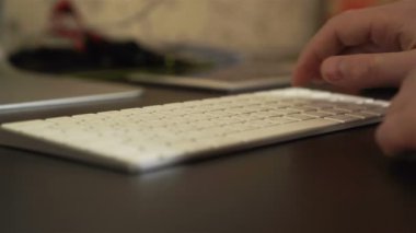 Klavyeye yazı yazan eller
