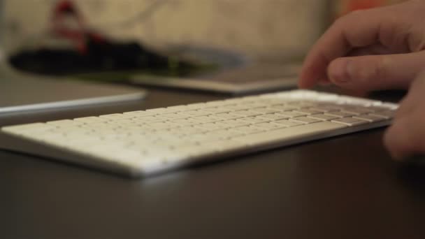 Manos escribiendo en el teclado — Vídeo de stock