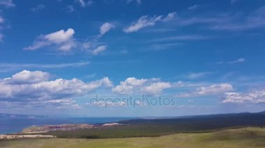 Zaman atlamalı bulutlar gökyüzünde hareket