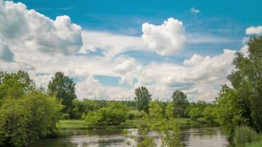 Zaman atlamalı bulutlar gökyüzünde hareket