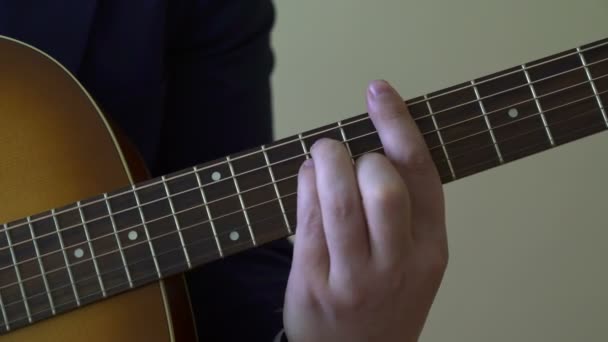 Gra na gitarze akustycznej — Wideo stockowe