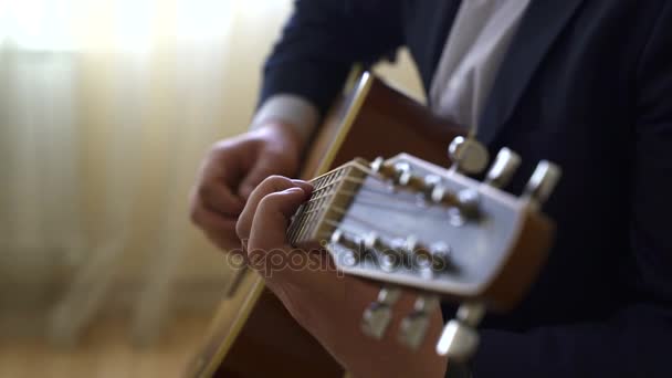 Hrál na akustickou kytaru — Stock video