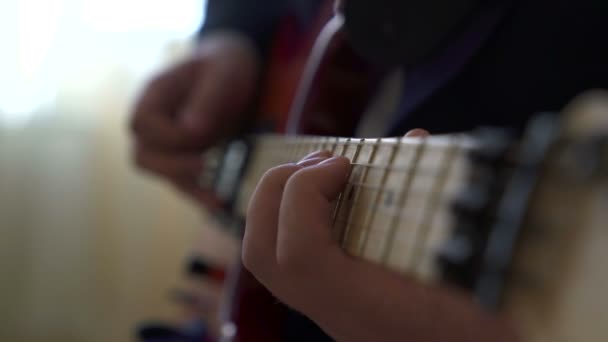 Het spelen van elektrische gitaar — Stockvideo