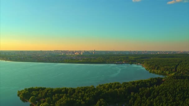 Voo sobre o lago durante o pôr do sol — Vídeo de Stock