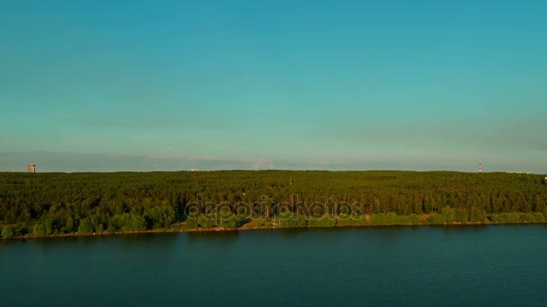 Vlucht boven het meer tijdens zonsondergang — Stockvideo