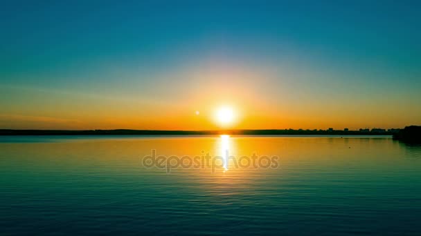 Lot nad jeziorem podczas zachodu słońca — Wideo stockowe