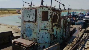 Baykal Gölü kıyısında eski gemilerde