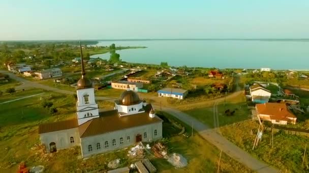 Полет над сельской церковью — стоковое видео