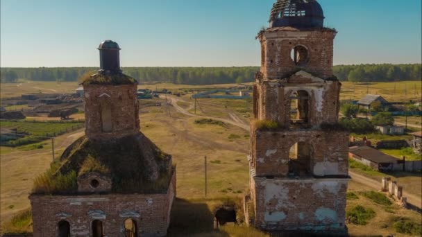 Let nad zničené a opuštěného kostela — Stock video