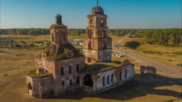 Vuelo sobre una iglesia arruinada y abandonada — Vídeos de Stock