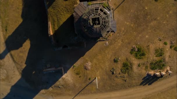 Vol au-dessus d'une église en ruine et abandonnée — Video