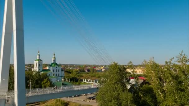 Поднимайся к мосту. — стоковое видео