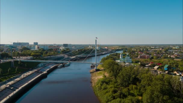 Survol de la rivière dans la ville 