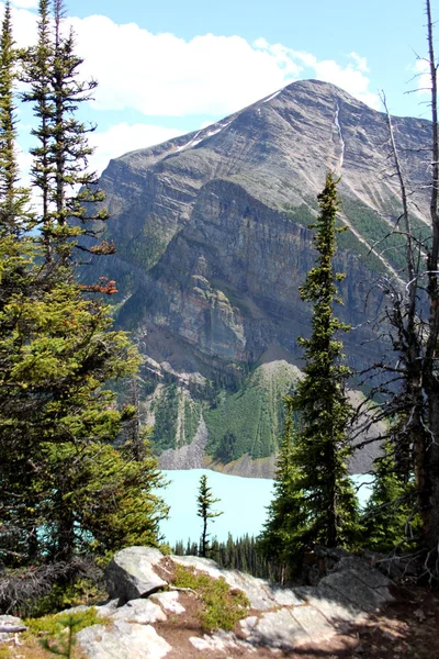 Rocky Shore perto de um lago nas montanhas . — Fotografia de Stock