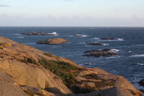 Taşlar ve Norveç'te deniz.