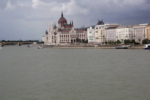 布达佩斯议会大楼概览。匈牙利. — 图库照片
