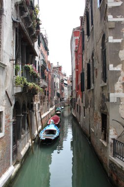 Eski ev ve Venedik deniz araçları.