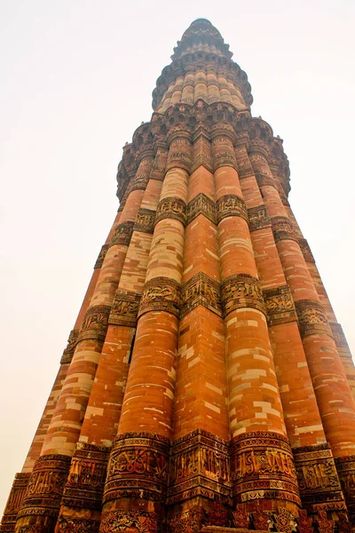 벽돌 뾰 족 탑-Qutub Minar — 스톡 사진