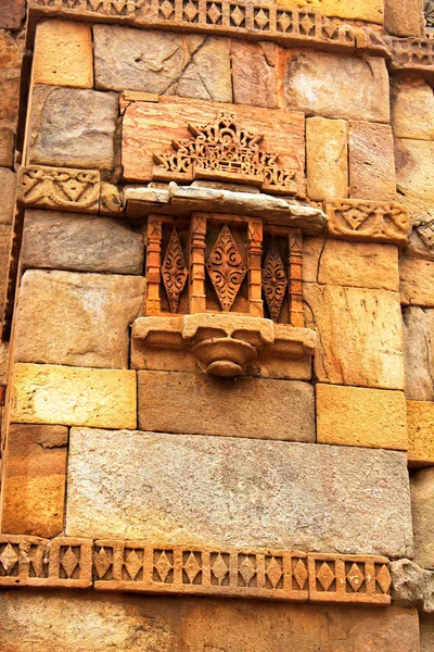 Bina kompleksinde Qutub Minar, Delhi, Hindistan olduğunu