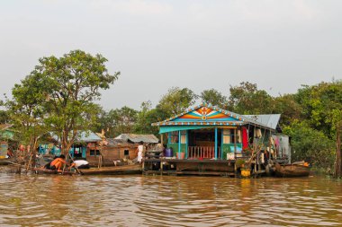 Siem Reap, Kamboçya 21nd Ocak 2014, köy, yüzen insanlar su üzerinde yaşayan