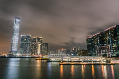 Şehir Merkezi ve Hong Kong manzarası içinde geceleri bina