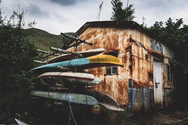 Terk edilmiş binada ve eski kanoya Tai o balıkçı köyü, hong kong