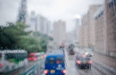 Güz bulanık yağmur damlası otobüs camına kentsel görünümü yağmur damla