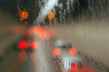 Güz bulanık yağmur damlası otobüs camına kentsel görünümü yağmur damla