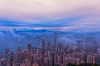Victoria harbor Hong Kong şehir görünümünü puslu sabah