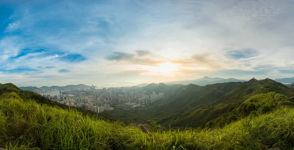 Dağ Vadisi günbatımı sırasında. Doğal yaz manzara hong Kong