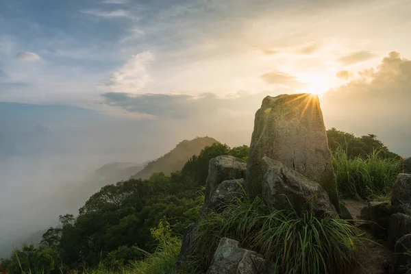 홍콩, 중국, 아침 시간에 사자 바위 피크 위에서 아름 다운 본 — 스톡 사진
