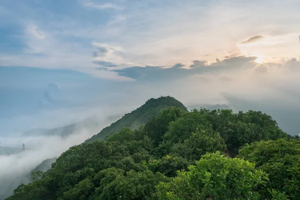 홍콩, 중국, 아침 시간에 사자 바위 피크 위에서 아름 다운 본 — 스톡 사진