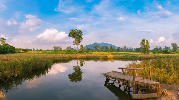 Güzel ayna yansıması göl ve eski ahşap balıkçı iskelesi Nam seslendirdi Wai, Yuen uzun, New Territories, Hong Kong, Çin