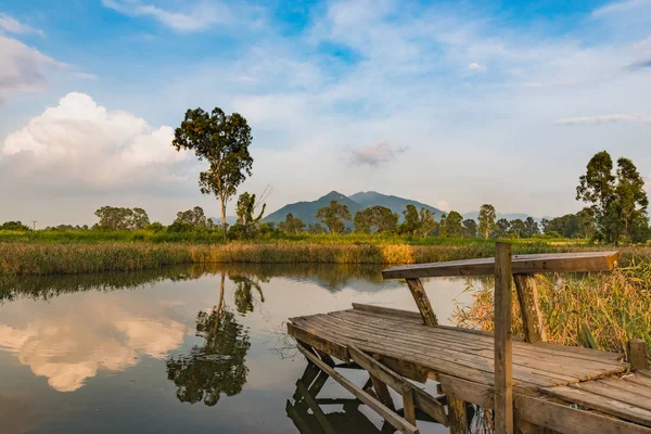 Güzel ayna yansıması göl ve eski ahşap balıkçı iskelesi Nam seslendirdi Wai, Yuen uzun, New Territories, Hong Kong, Çin