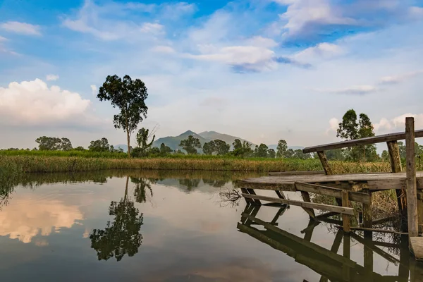 Güzel ayna yansıması göl ve eski ahşap balıkçı iskelesi Nam seslendirdi Wai, Yuen uzun, New Territories, Hong Kong, Çin