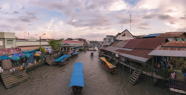 SAMUT SONGKHRAM, TAILANDIA-29 SEP, 2017: Mercado flotante de Amphawa en vacaciones, el turismo es viajar al famoso mercado flotante y destino turístico cultural en 29 SEP, 2017 — Foto de Stock