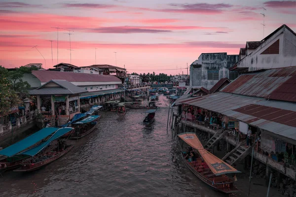 SAMUT SONGKHRAM, TAILANDIA-29 SEP, 2017: Mercado flotante de Amphawa en vacaciones, el turismo es viajar al famoso mercado flotante y destino turístico cultural en 29 SEP, 2017 — Foto de Stock