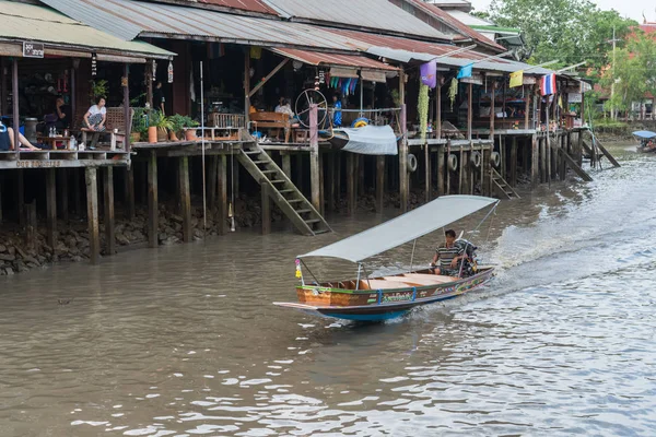 SAMUT SONGKHRAM, TAILANDIA-29 SEP, 2017: Mercado flotante de Amphawa en vacaciones, el turismo es viajar al famoso mercado flotante y destino turístico cultural en 29 SEP, 2017 — Foto de Stock