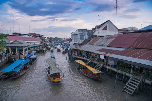 SAMUT SONGKHRAM, TAILANDIA-29 SEP, 2017: Mercado flotante de Amphawa en vacaciones, el turismo es viajar al famoso mercado flotante y destino turístico cultural en 29 SEP, 2017 — Foto de Stock