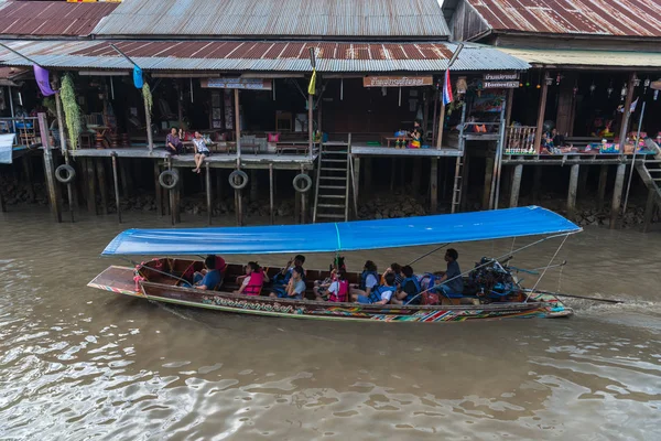 SAMUT SONGKHRAM, TAILANDIA-29 SEP, 2017: Mercado flotante de Amphawa en vacaciones, el turismo es viajar al famoso mercado flotante y destino turístico cultural en 29 SEP, 2017 — Foto de Stock