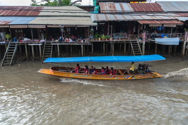 SAMUT SONGKHRAM, TAILANDIA-29 SEP, 2017: Mercado flotante de Amphawa en vacaciones, el turismo es viajar al famoso mercado flotante y destino turístico cultural en 29 SEP, 2017 — Foto de Stock