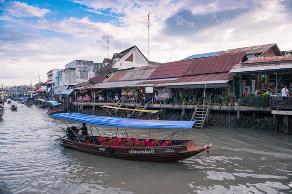 SAMUT SONGKHRAM, TAILANDIA-29 SEP, 2017: Mercado flotante de Amphawa en vacaciones, el turismo es viajar al famoso mercado flotante y destino turístico cultural en 29 SEP, 2017 — Foto de Stock