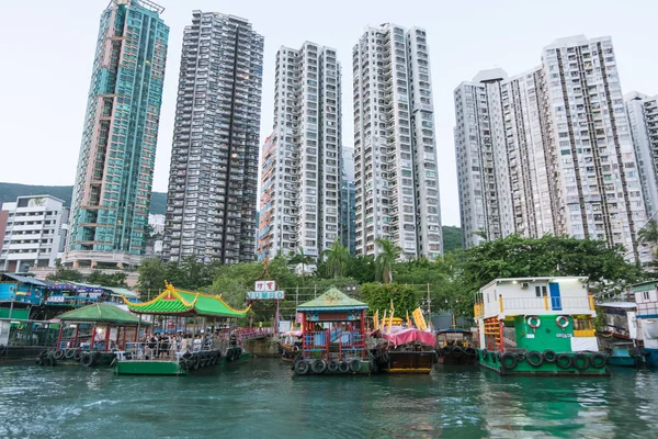 Hong Kong, 6 Ekim 2017:Aberdeen ünlü yüzen Köyü ve yüzen deniz ürünleri restoranları, turistler için bir alan ve şehir Güney shore Hong Kong Island'ın, 6, Ekim 2017