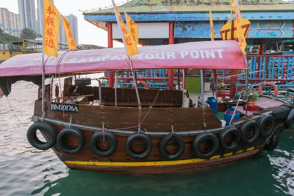 HONG KONG, 6 OCT 2017: Aberdeen es famosa por los turistas por su pueblo flotante y restaurantes de mariscos flotantes, es una zona y ciudad en la orilla sur de la isla de Hong Kong el 6 de octubre de 2017 — Foto de Stock