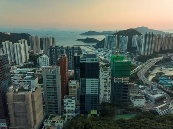 Aerial View of upea auringonlasku yli Aberdeen Typhoon Shelter ja Ap Lei Chau alueella Hongkongissa — kuvapankkivalokuva