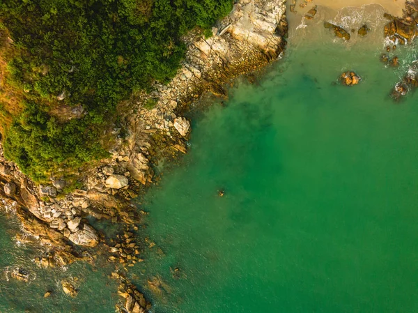 Vista aérea de las suaves olas del mar golpeando las rocas montañas y el agua clara increíble fondo de la naturaleza — Foto de Stock