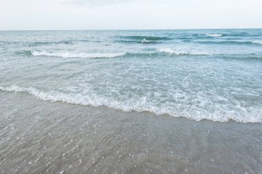 Deniz plaj ve güneş yaz gevşeme manzara bakış açısı dalga yumuşak 