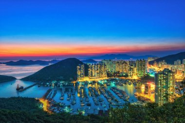 Aberdeen tayfun sığınak Güney Shore Hong Kong Island'ın, günbatımı zamanında