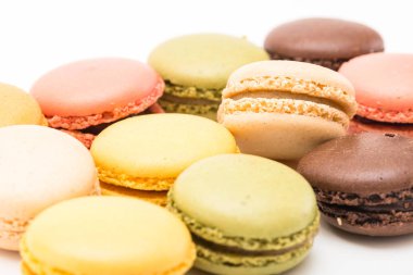 Bademli kurabiye veya izole beyaz arka plan üzerinde macaron